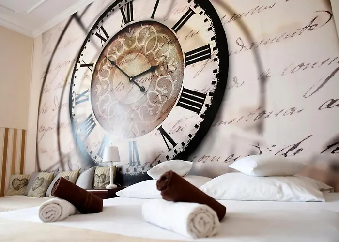 Apartament City, Clock